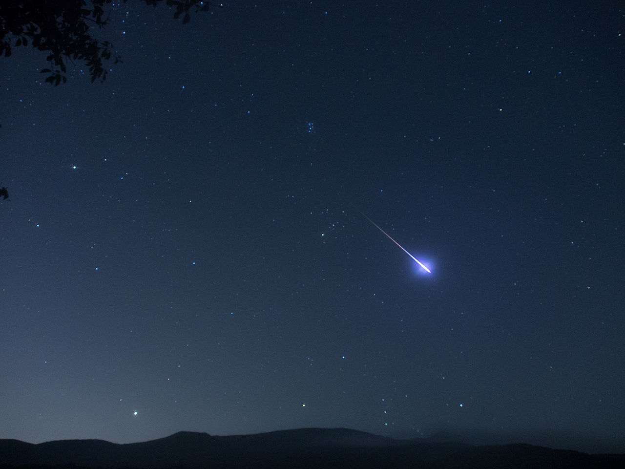 Una meteora , o comunemente stella cadente , catturata in uno scatto fotografico.