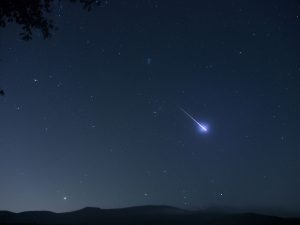 Una meteora , o comunemente stella cadente , catturata in uno scatto fotografico.