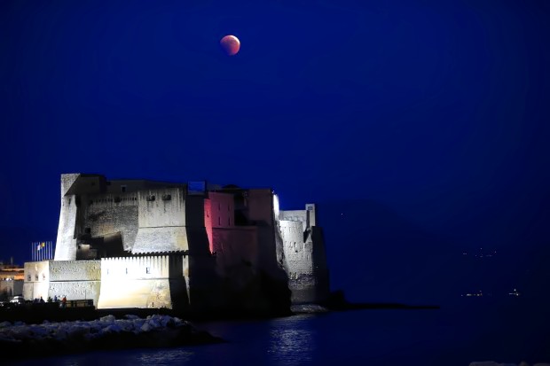 La Luna rosso-sangue sullo sfondo di Castel Dell'Ovo ,Napoli .