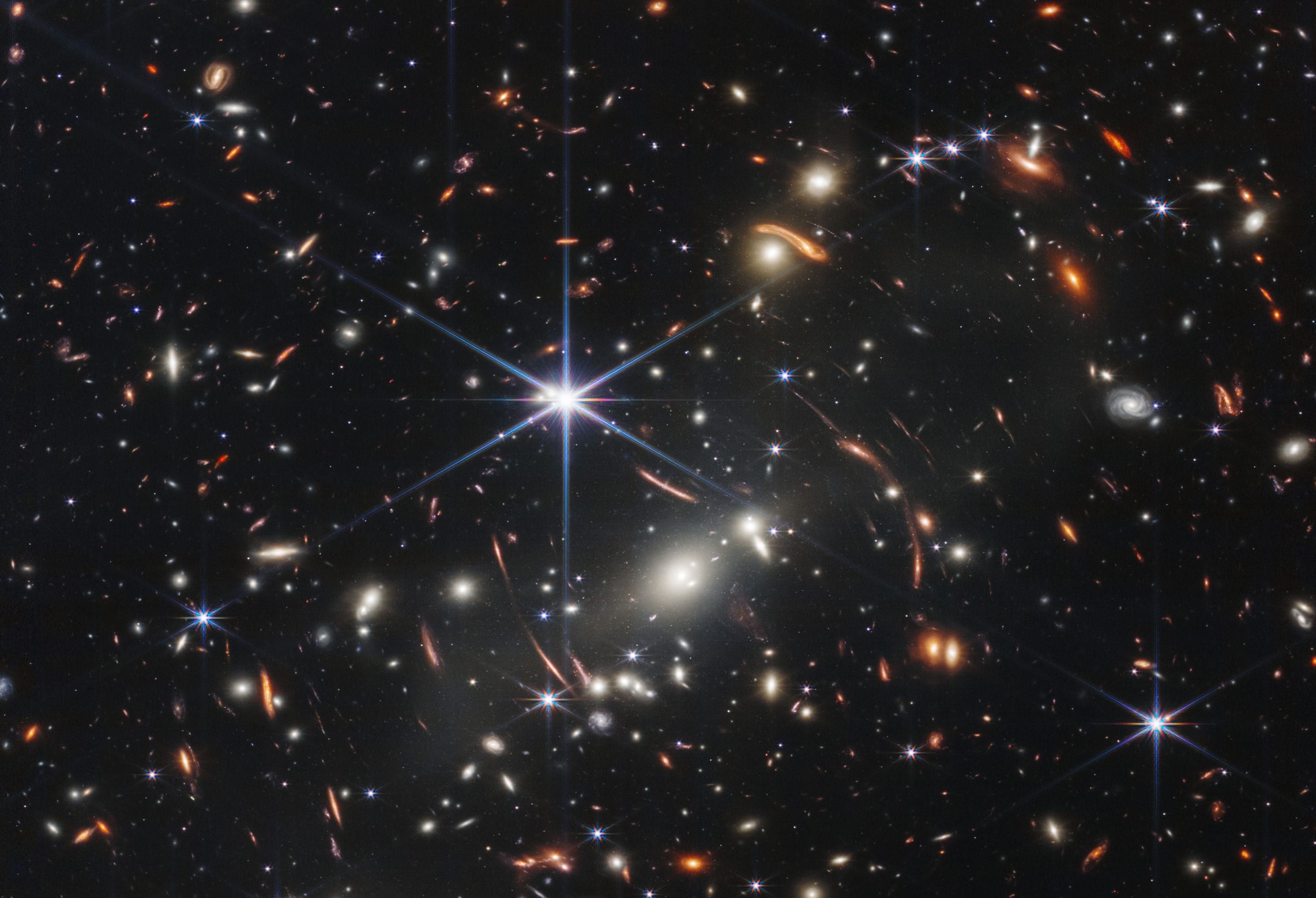 L'ammasso di galassie SMACS 0723 è una regione celeste che ha abbastanza gravità da distorcere la luce delle galassie distanti dietro di sé e permette così di esplorare i confini dell'Universo. 
