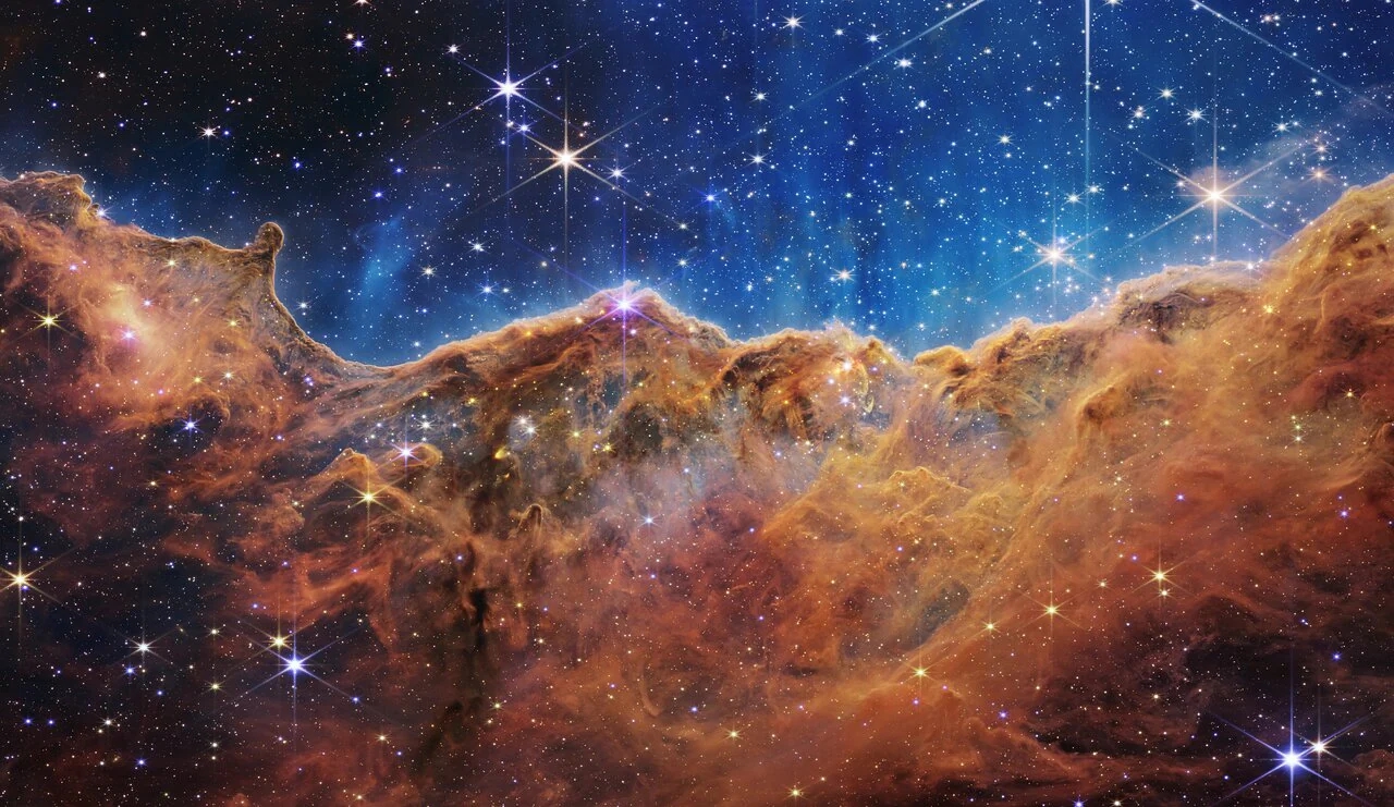 La Nebulosa della Carena ( NGC 3372): è una delle nebulose a emissione più grandi e brillanti del cielo . Si trova a circa 7600 anni luce di distanza, nella costellazione della Carena. Ospita molte stelle massicce diverse volte più grandi del Sole e al suo interno sono attivi fenomeni di formazione stellare.