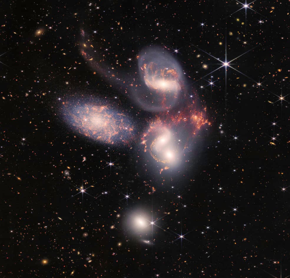 Il Quintetto di Stephan è un gruppo di cinque galassie a 290 milioni di anni luce nella costellazione di Pegaso.La foto fornisce nuovi dettagli sulle interazioni tra galassie .